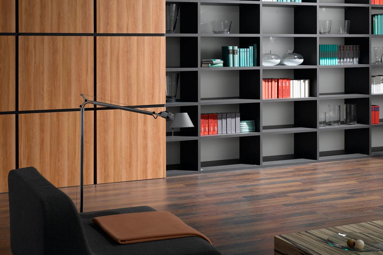 Detailaufnahme einer Regal-Schrank Kombination Detailaufnahme eines schwarz lackierten Bücherregals in Kombination mit quadratischen Holztüren für geschlossene Regalseite.